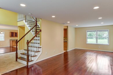 004_Living Room