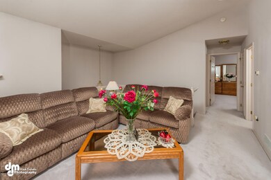 8081 Pinebrook Circle-large-005-9-Living