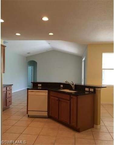 Large Kitchen with walk in pantry