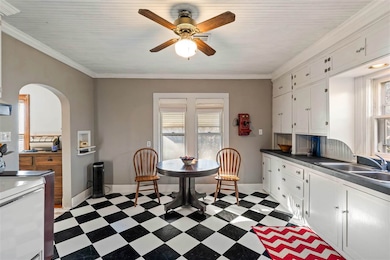 301 E Mckinley Ave, Apache, OK 73006 - photo 5