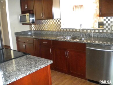 6411 N Howell St, Davenport, IA 52806 - photo 4