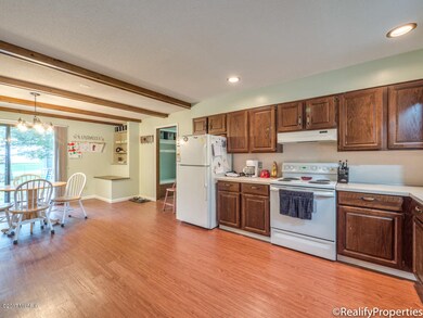 252 E Ash St, Cedar Springs, MI 49319 - photo 3