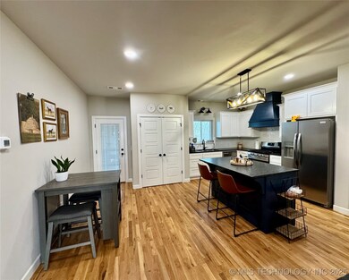 Kitchen area with breakfast nook
