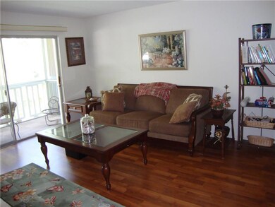 SPACIOUS LIVING ROOM WITH LAMINATE-WOOD FLOORING