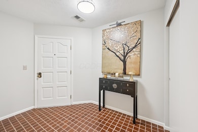 3127 Griggsview Ct, Columbus, OH 43221 - photo 7