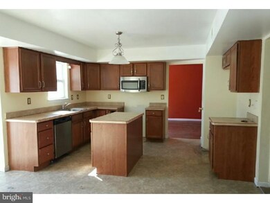 323 Crystal Rock Rd, Reading, PA 19605 - photo 3