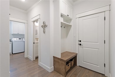 Mudroom with baseboards, independent washer and dr