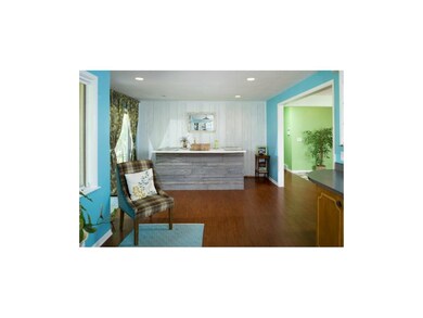 Cool built-in table in kitchen