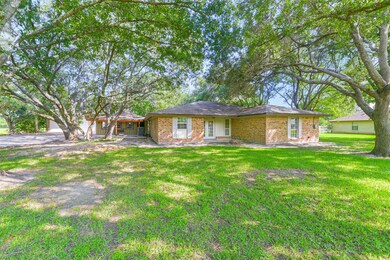 2575 Ryan Dr, Alvin, TX 77511 - photo 2