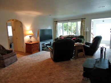 936 NE 9th St, Grants Pass, OR 97526 - photo 3