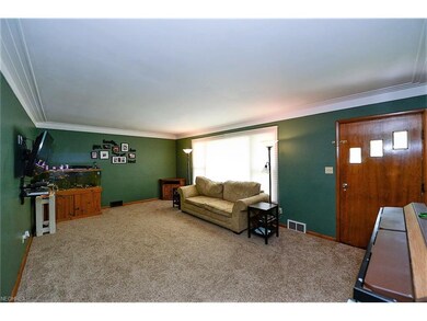 * Large Living Rm W/Picture Window ~