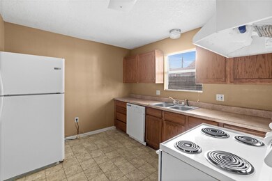 2200 Peach Ave unit 4, Bay City, TX 77414 - photo 6