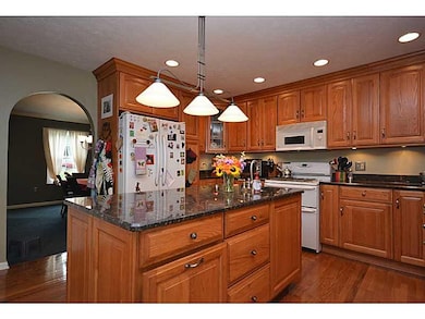 Kitchen. Recessed and under cabinet lighting accen