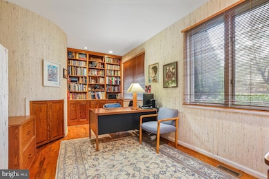 11521 Twining Ln, Potomac, MD 20854 - photo 3