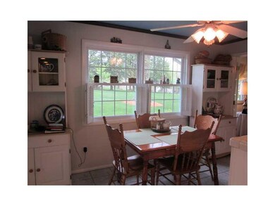 Kitchen. Better Homes & Gardens eat-in kitchen - l