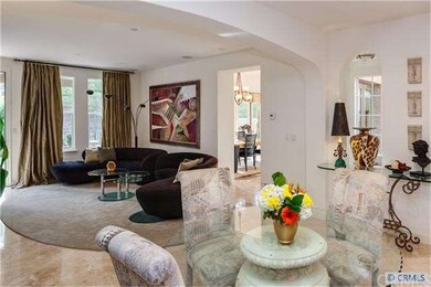 Causual dining off kitchen and family rooms