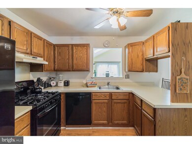 712 Sandalwood Ln, Norristown, PA 19403 - photo 5