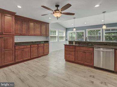 10972 Horseshoe Dr, Frederick, MD 21701 - photo 7