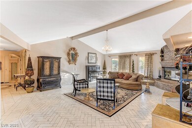 Spacious Living Room w/Vaulted Ceiling, Italian Ma