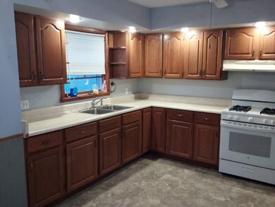 302 S Carico St, Tuscola, IL 61953 - photo 3