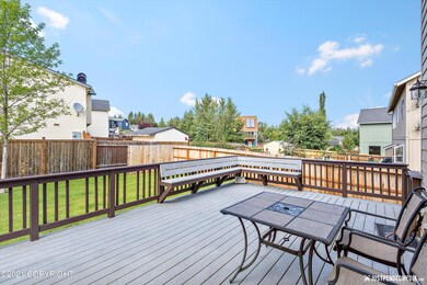 Expansive Trex deck w/BI seating