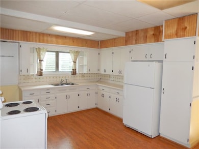 A bright and easy to use kitchen. Loaded with plen