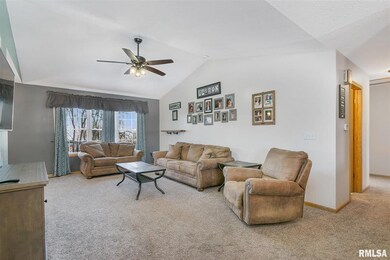 6522 Silvercreek Dr, Davenport, IA 52806 - photo 4