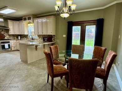 Dining into Kitchen