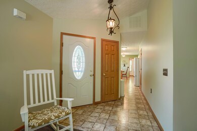 5758 Sabers Ln, Columbus, OH 43232 - photo 4