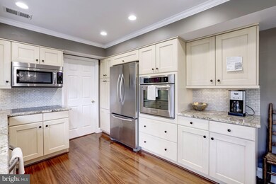 13123 Melville Ln, Fairfax, VA 22033 - photo 7