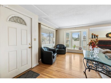 Living Room/Entrance