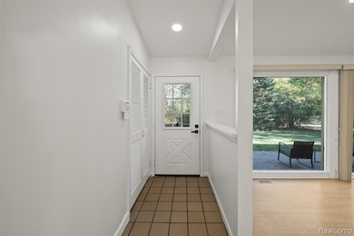 2380 Klingensmith Rd, Bloomfield Hills, MI 48302 - photo 2