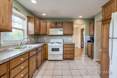 1283 E 16th St-5