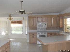 eat-in kitchen