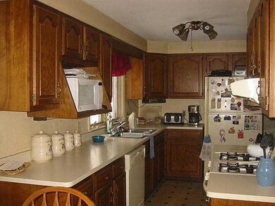 Kitchen. Plenty of counter-space and cabinets galo
