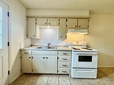 411 E 3rd St, Hydro, OK 73048 - photo 5