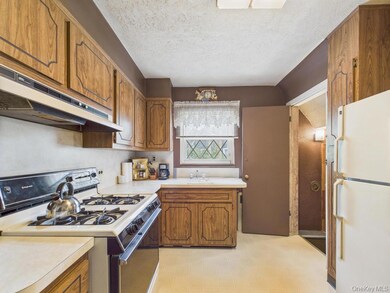 81 Cedarlawn Blvd, Valley Stream, NY 11580 - photo 2