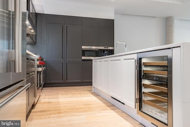 2108 10 Walnut St unit 401, Philadelphia, PA 19103 - photo 4