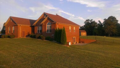 247 Sunray Dr, Shepherdsville, KY 40165 - photo 3