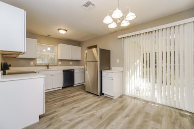 006-photo-dining-room-9825876
