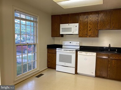 7938 Bethelen Woods Ln, Springfield, VA 22153 - photo 3