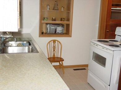 1507 11th Ave S, Grand Forks, ND 58201 - photo 4