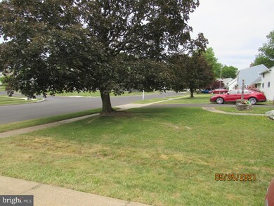 280 Appletree Dr, Levittown, PA 19055 - photo 4