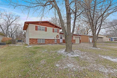 928 S Ash St, Newton, KS 67114 - photo 3