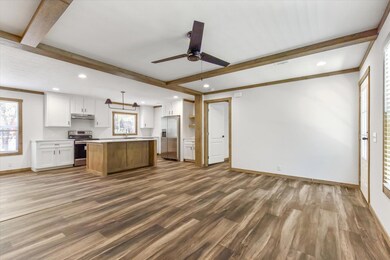 512 S Sky Ct, Granbury, TX 76049 - photo 4