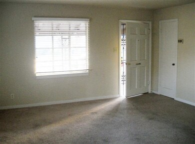 livingroom w/plenty of windows