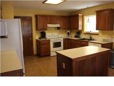 Kitchen - All appliances stay!!!