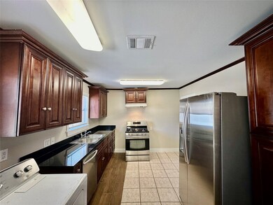 8013 Helmers St, Houston, TX 77022 - photo 4