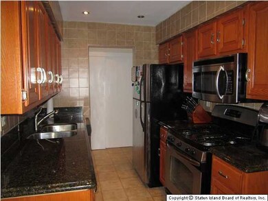 19 Donna Ct unit 6, Staten Island, NY 10314 - photo 4