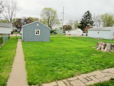 1347 W 38th Place, Davenport, IA 52806 - photo 4